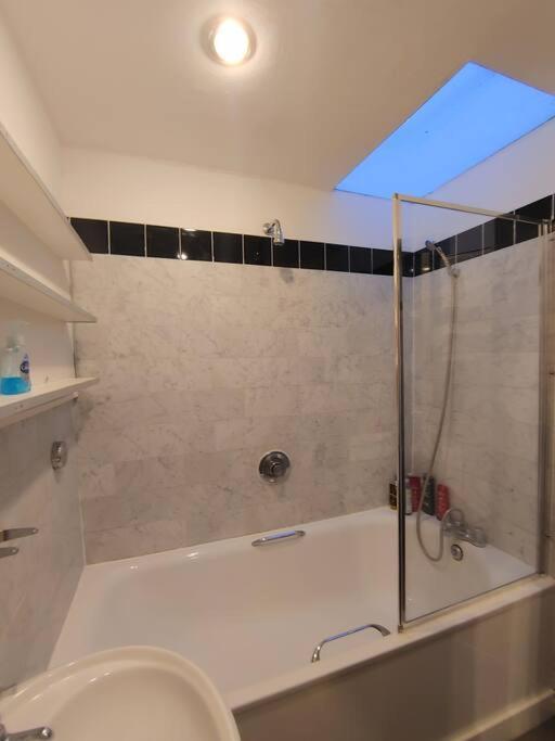 Stylish Apartment Near Carnaby Street, Sleeps 4. Londyn Zewnętrze zdjęcie