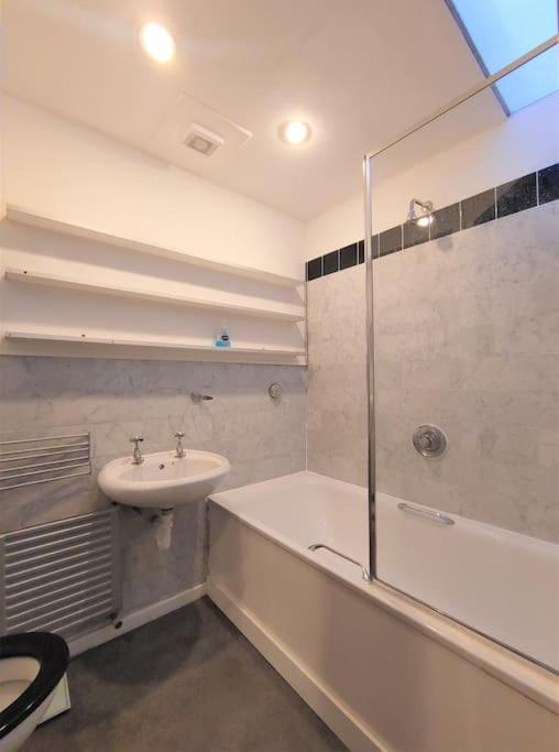 Stylish Apartment Near Carnaby Street, Sleeps 4. Londyn Zewnętrze zdjęcie